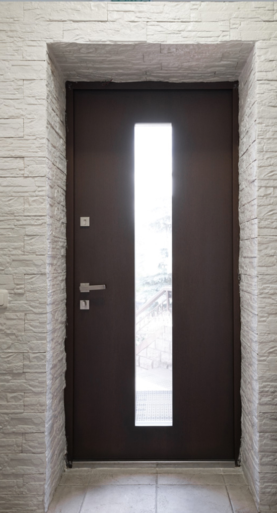 Надежная дверь в дом со стеклопакетом