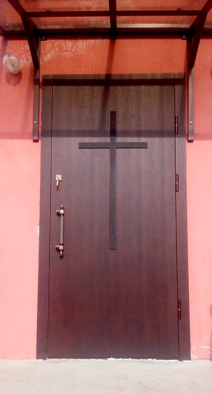 Металлическая дверь в Храм